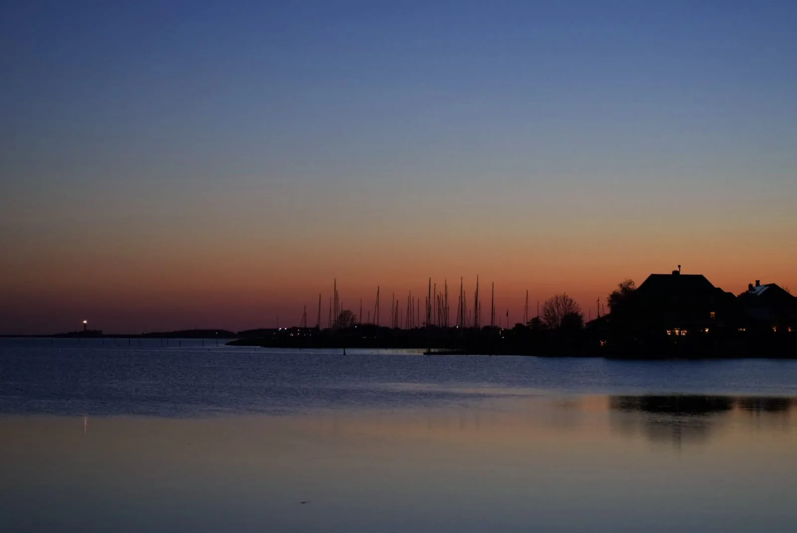 Lemkenhafener Hafen und Häuser in der Abenddämmerung